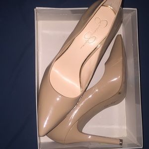 Nude pumps